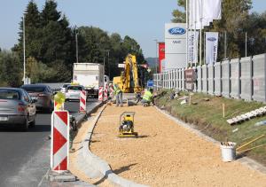 Foto3 V avgustu smo pričeli z obnovo pločnika na Šaranovičevi cesti od lekarne na Viru do mostu čez Kamniško Bistrico